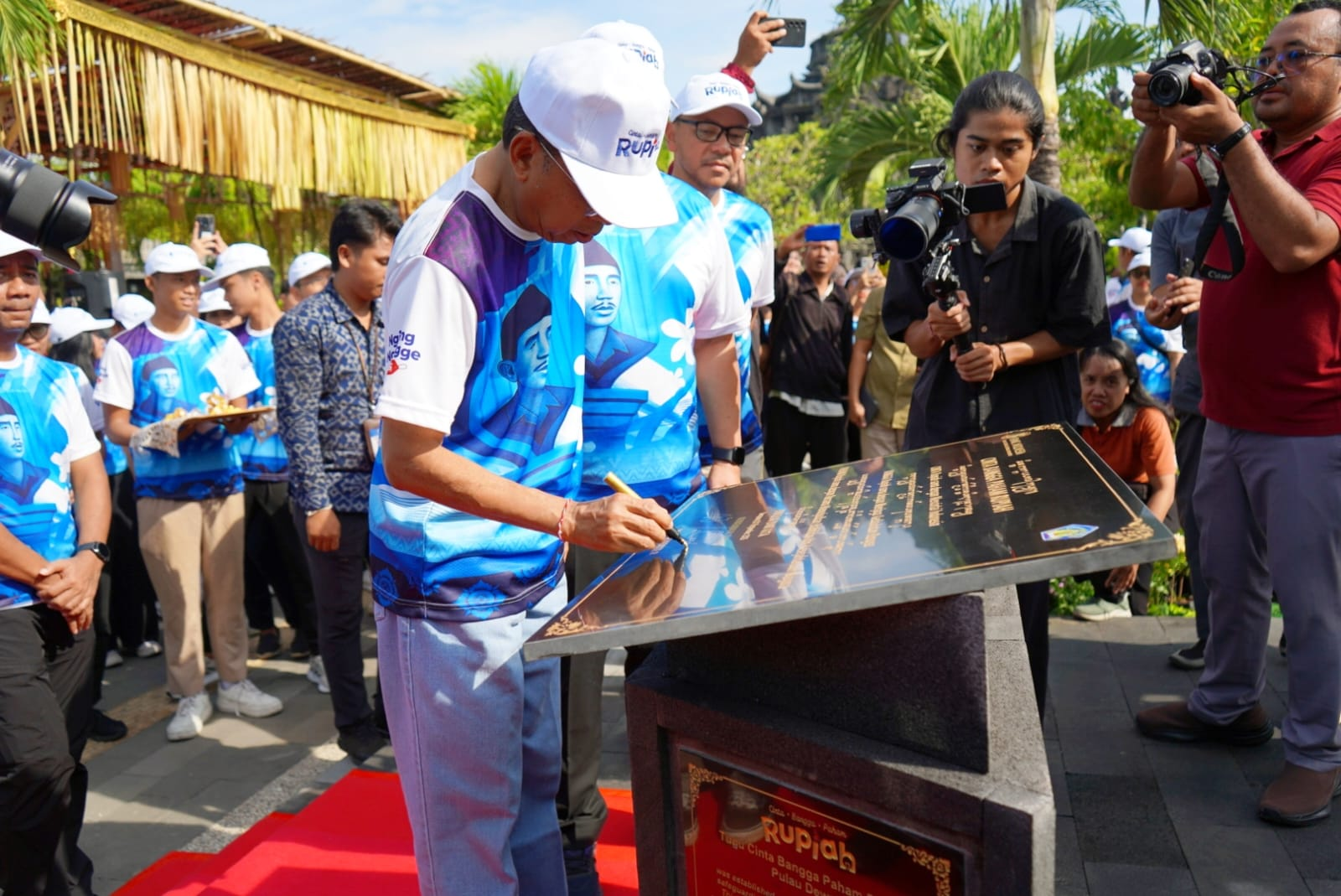 Resmikan Tugu CBP Rupiah, Koster: Bukti Kontribusi Bali Jaga Stabilitas, Kemandirian dan Keberlanjutan Ekonomi Bangsa